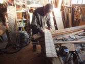 桐箪笥の棚板になる前に桐柾板を貼り付けています。