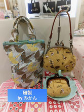 鳥の模様の入ったバッグ、花の模様の入ったがま口バッグ、花の模様の入ったがま口財布