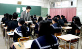 大学入試センター試験に臨む受験生たち=18日午前、八重山高校