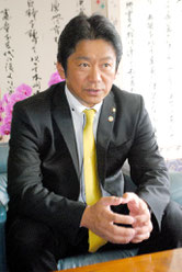 インタビューに答える中山市長=5日午後、市役所