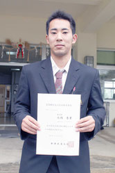 八重山商工で初めて第三種電気主任技術者を取得した片岡泰貴君=15日午後、同校