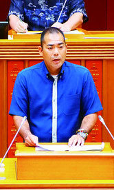 一般質問に立つ次呂久成崇氏=11日、県議会