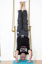 Schüler von Martina Helken-Dieth, 73 Jahre alt im Kopfstand