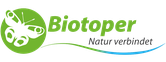 Logo der Biotoper Filderstadt: In einem grünen Kreis eine weiße Schmetterling-Silhouette. Rechts daneben der Schriftzug in grün beziehungsweise Schwarz "Biotoper. Natur verbindet" untermalt von einer geschwungenen grün-bluen Linie.