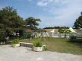 La piscine vue de la maison