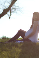 Schwangere Frau Yoga Schwangerschaft Schwangere Babybauch  Mutterglück Verbundenheit  Natur Grün Sonnenschein gemütliche Atmosphäre Kind im Mutterleib Schwangerschaftsgymnastik Sport in der Schwangerschaft  Geburt