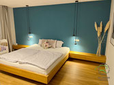 Schwebendes Bett in Eiche mit raumbreiten Nachttischen von Schreinerei Holzdesign Ralf Rapp in Geisingen