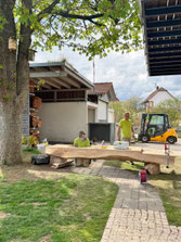 Massive Eschenbohle mit natürlicher Baumkante als Ausgangspunkt für eine Outdoor-Küche mit Big Green Egg aus der Schreinerei Holzdesign Rapp in Geisingen.