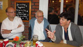 Birgit Kömpel diskutiert mit Wartenberger Bürgern, unter ihnen Bürgermeister Olaf Dahlmann (links) · Foto | Eigner
