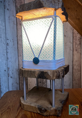 Lampe artisanale en bois entièrement faite main, une idée cadeau unique pour une déco authentique en Haute Savoie