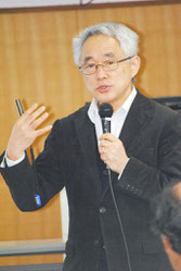 健康づくりについて講演する星氏=8日午後、市健康福祉センター