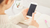 スマホを弄る女性