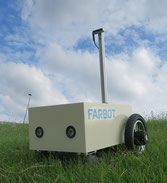 飯村社長が開発中のFARBOT。AIによる作物数量の自動計算、収穫物を乗せた自動走行の機能を兼ね備えている。