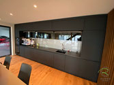 Raumhohe moderne, einzeilige Küche in matt schwarz & Glas-Oberschränken von Schreinerei Holzdesign Ralf Rapp in Geisingen
