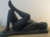 sculpture femme nu sensuelle allongée
