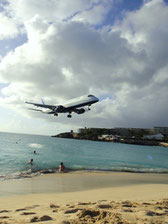 マホビーチは空港に隣接しており、頭上にジェット機が迫ってくるので有名