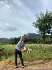 ヤギ眺めてストレッチ♪
