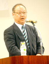 講演する齋藤勉氏=10日夜、市民会館中ホール
