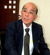 文科省の是正要求を受け、報道陣の質問に答える慶田盛教育長=14日午後、竹富町教委