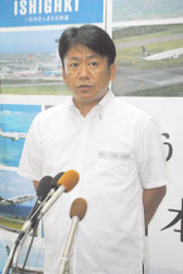 安保法案の衆院特別委可決を受け、報道陣の質問に答える中山市長=15日午後、市役所