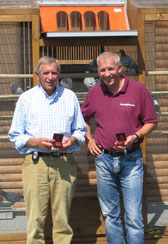 Hermann Schlief (links) und Martin Stiens präsentieren Ihre Bronze-Medaille vor der eigenen Schlaganlage