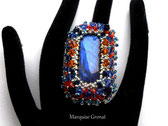 photo bague imposante brodée de perles et cristaux oranges et bleues autour d'un cabochon rectangle en labradorite bleue