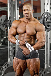 IFBB Profibodybuilder Shawn Rhoden mit Schiek Handgelenksbandagen Modell 1112. Schiek Bandagen gibt es in weiss oder schwarz in zwei verschiedenen Längen (30-60cm Bandagen). Schiek Bandagen sind Made in USA. Schiek Inc. Schiek Equipment Schiek Fitness