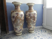Paire de grands vases Satsuma, 90 cm de haut, à décor de combattants peints à la main, fin XIXème-début XXème