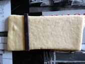 Decouper des rectangle de 8 sur  15 cm. Placer une barre de chocolat à 1,5 cm du haut d'un rectangle.