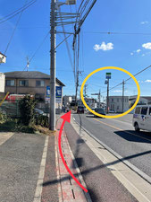 仁戸名坂上で下車　右側にファミリーマート　矢印の方向に進みます