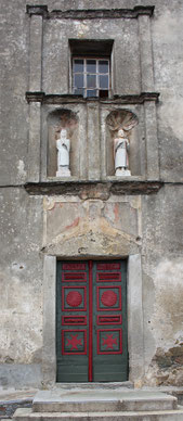 Porri - Façade ornée des statues de Marie et Joseph