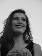 Elise Kusmeruck, chanteuse dans le groupe vocal Les Goules Poly, elle est aussi violoniste. 