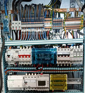 Installation d’un tableau électrique tertiaire avec gestion triphasée, horloge programmable et protections différentielles – Daiselec