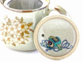 Kutani Yaki(ware)tea pot sakura(cherry blossom) feat.decorated base