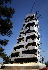 ARMAN, "Espoir de paix", accumulation érigée en août 1995, Beyrouth, Liban