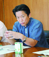 記者懇談会で市立幼稚園、保育の今後のあり方案について説明する中山市長=5日午後、市役所