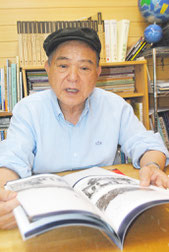 「父の遺骨を収集したい」と訴える伊良皆高吉さん=2014年10月、八重山日報社