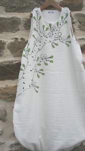 Mode éco-responsable : vêtements pour bébé, enfant et femme en tissu biologique peint main et tricot en fibres recyclées. Fabrication française.