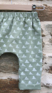 Mode éco-responsable : vêtements pour bébé, enfant et femme en tissu biologique peint main et tricot en fibres recyclées. Fabrication française.