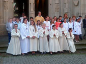 A la sortie de la messe, les enfants et leurs catéchistes Isabelle et Marie-Annick, entourent P. Loïc