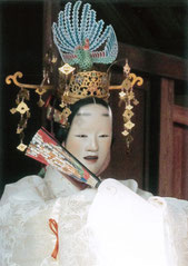 羽衣(はごろも)。天人という透明度の高い女性を主人公に、富士山と三保の松原というのどかで美しい景色を背景に東遊びの舞をくりひろげます。