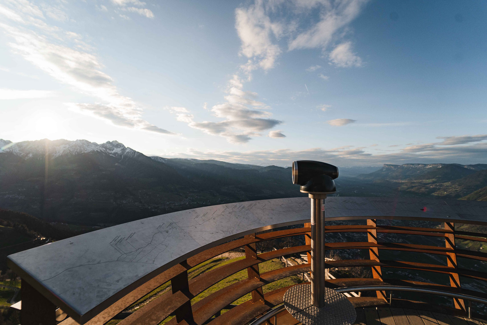 Sonnenaufgangswanderung von Dorf Tirol zum Aussichtskorb Hochmuth - Bergmoment über den Dächern von Meran in Südtirol