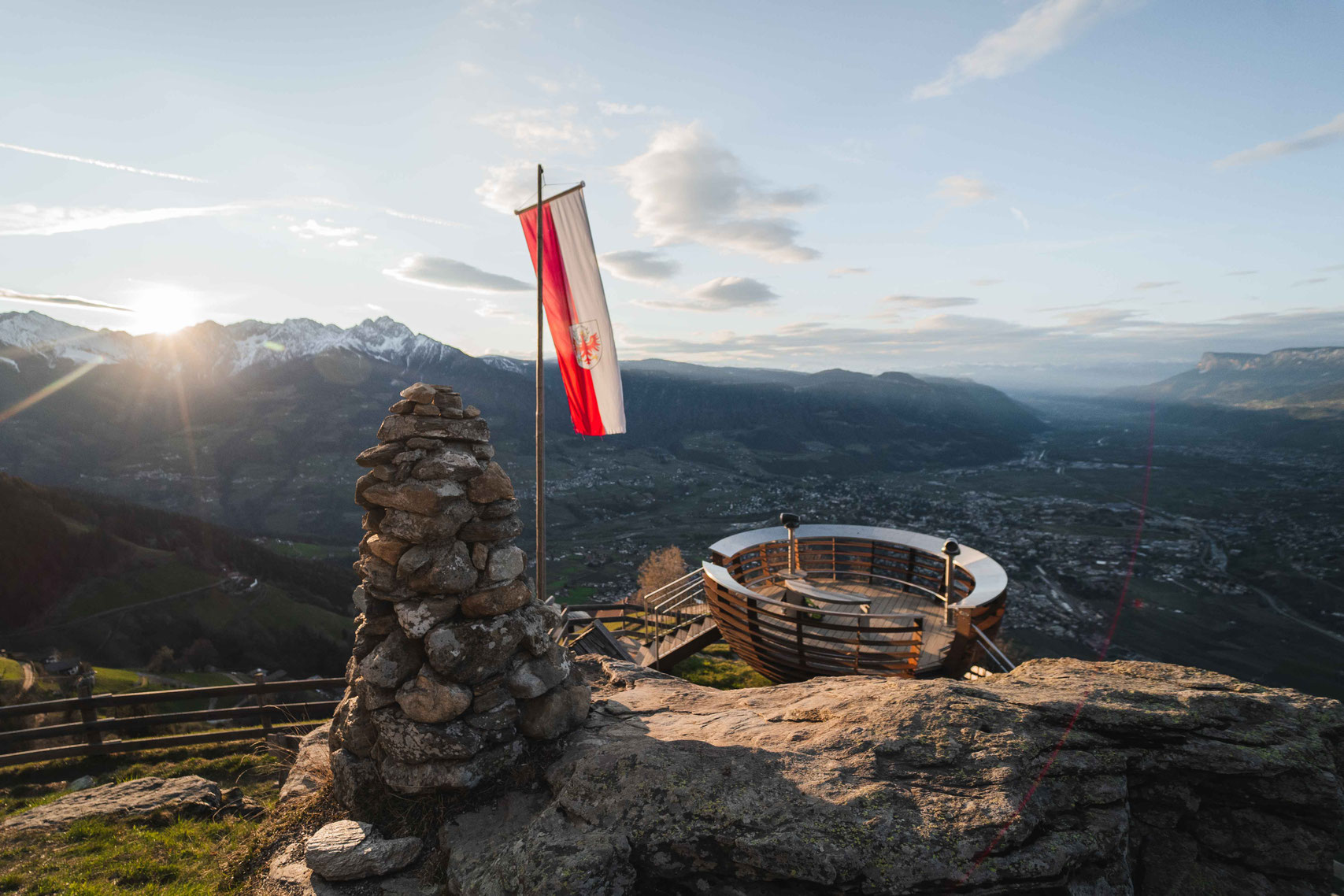 Sonnenaufgangswanderung von Dorf Tirol zum Aussichtskorb Hochmuth - Bergmoment über den Dächern von Meran in Südtirol