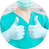 Chirurg mit Handschuhen, der die Daumen hebt