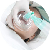 Eine Patientin mit Narkosemaske