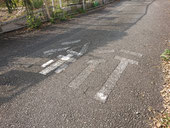 駐車場　ライン引き　文字　徐行