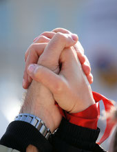 Mann und Frau halten sich die Hand