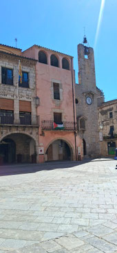 Blick über die Plaça de la Vila zur Kapelle Sant Antoni