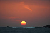Sonnenuntergang am Strand mit tief rotem Himmel