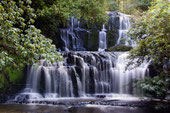 Neuseeland, wasserfall, waterfall, wald, wods, simply picture. Wasserfall im Wald mit Spiegelungen des Sonnenlichts im Wasser.